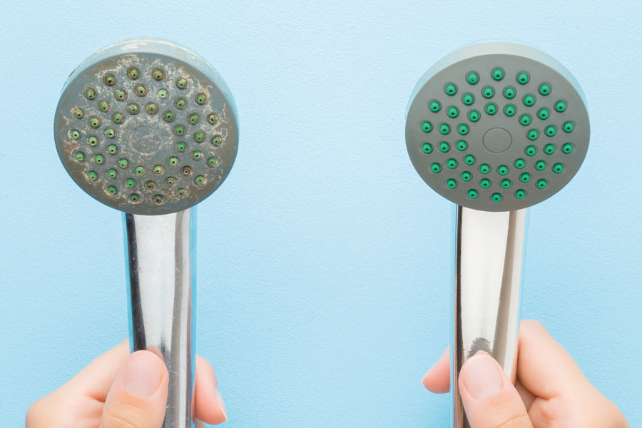 Zwei Duschköpfe im Vergleich: links verkalkt, rechts wie neu – das Ergebnis effektiver Wasseraufbereitung.