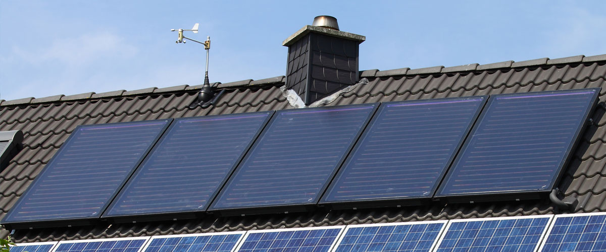 hewa-solution-solar-banner Solarthermie-Anlage auf Hausdach zur umweltfreundlichen Warmwasserbereitung und Heizungsunterstützung.