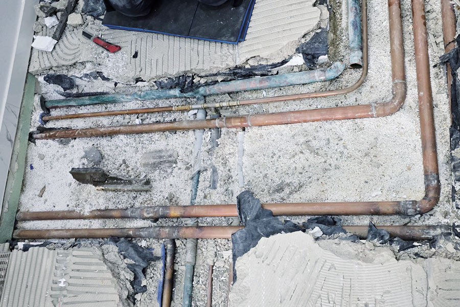 Korrodiertes oder geplatztes Wasserrohr als Ursache für Rohrbruch und Wasserschäden im Gebäude.